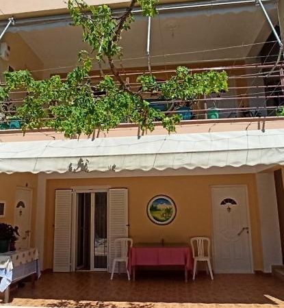 Villa Family Bitri Piqeras Bagian luar foto