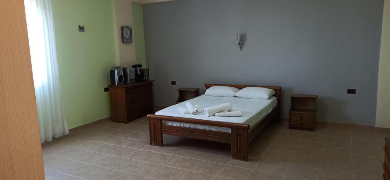 Villa Family Bitri Piqeras Bagian luar foto